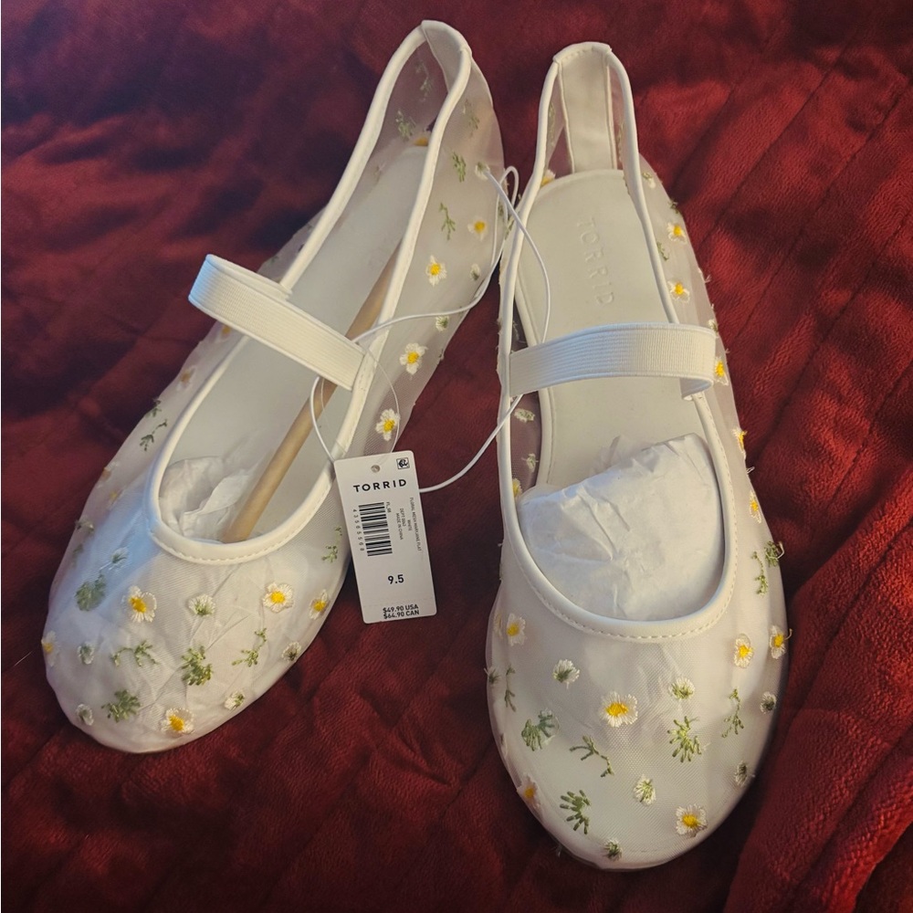 NWT Torrid White Floral Woman’s Shoe